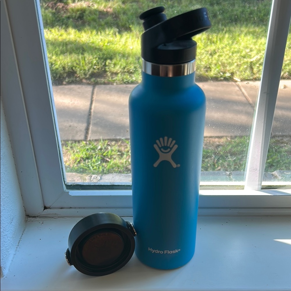 Hydro Flask Ocean Blue Bottle 21 ounce-Regular and Spout lids